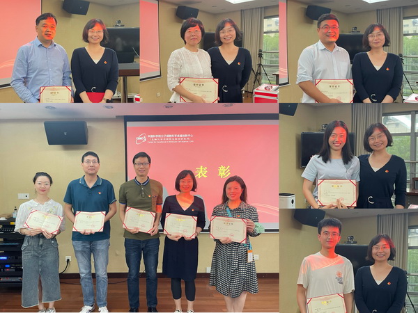 為上一屆支部委員頒發(fā)榮譽(yù)證書